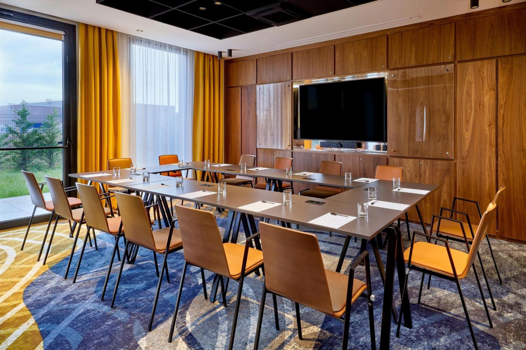 Courtyard By Marriott Lyon Eurexpo Stadium Genas Bagian luar foto