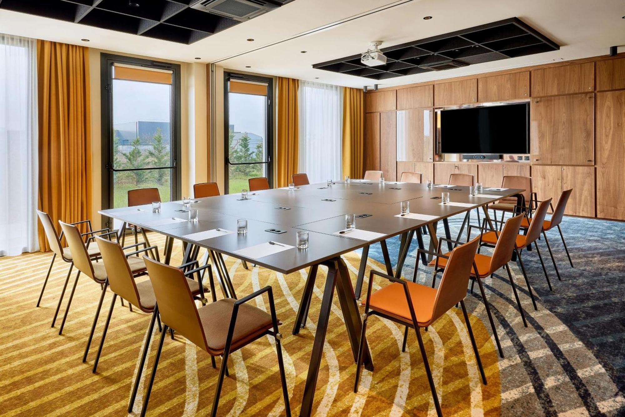 Courtyard By Marriott Lyon Eurexpo Stadium Genas Bagian luar foto